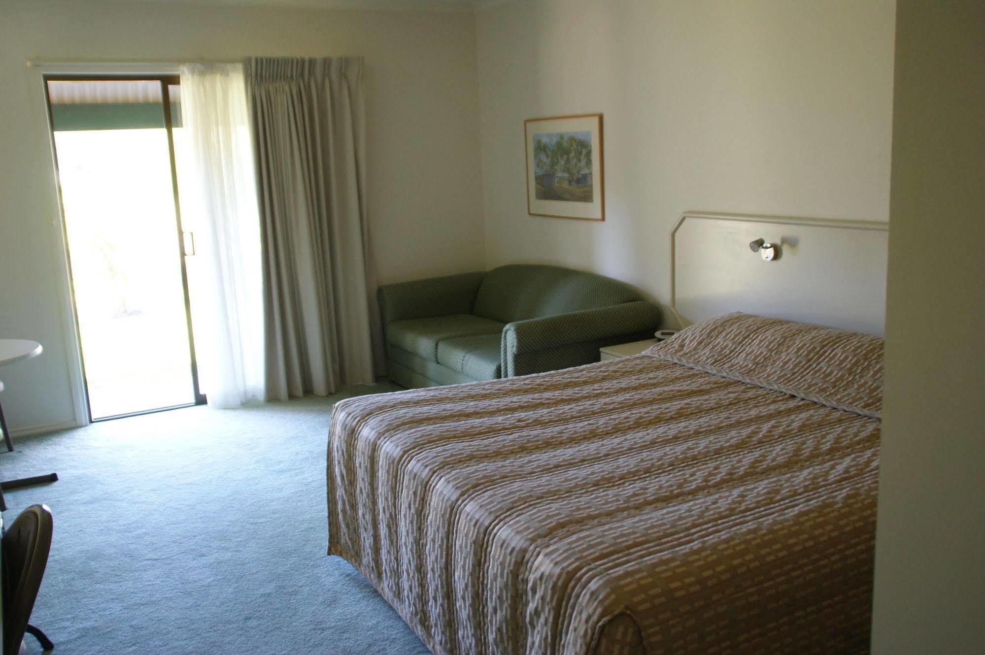Deniliquin Country Club Motor Inn Exterior photo